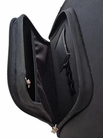 Mochila  negra con diseño moderno para Noteboock - miniatura 2