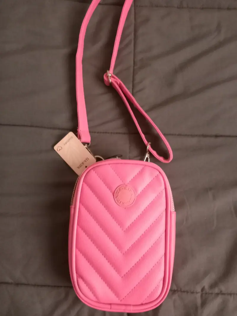 Bolso bandolera rosa con diseño acolchado