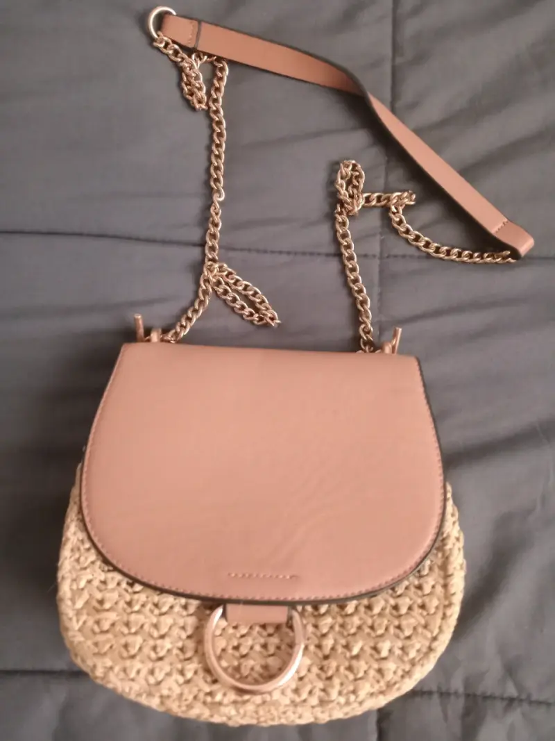 Cartera de hombro beige con cadena dorada