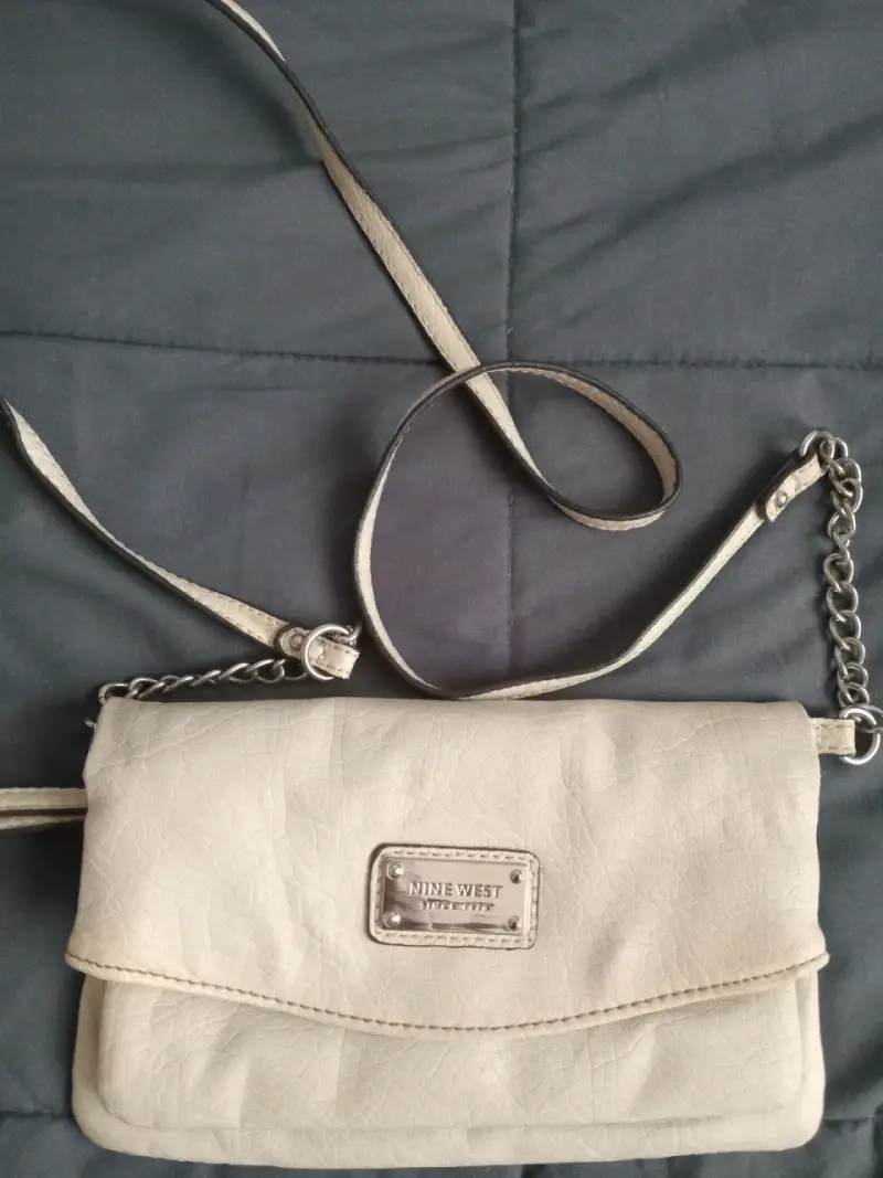 Cartera Nine West beige con correa de cadena