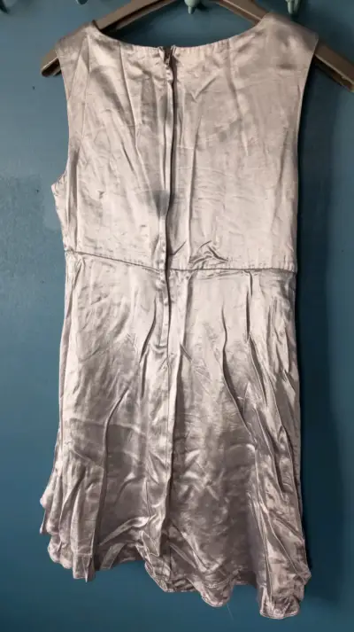 Vestido de fiesta plateado elegante - miniatura 4