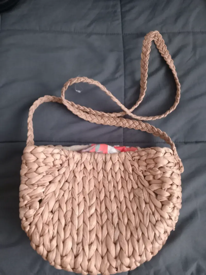 Cartera de paja tejida con correa larga