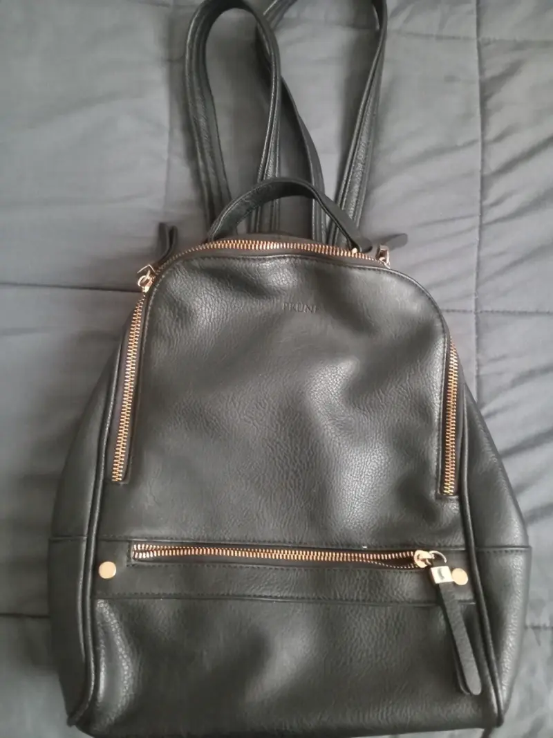 Mochila  ecocuero negra Prüne con cierres dorados
