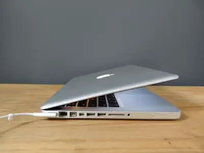 MacBook Pro 13 pulgadas en buen estado - miniatura 3