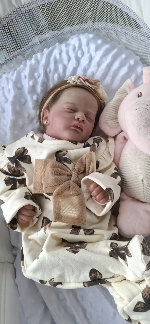 Muñeca reborn realista con ropa de lazo