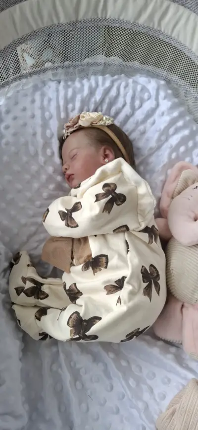 Muñeca reborn realista con ropa de lazo - miniatura 2