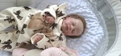 Muñeca reborn realista con ropa de lazo - miniatura 3