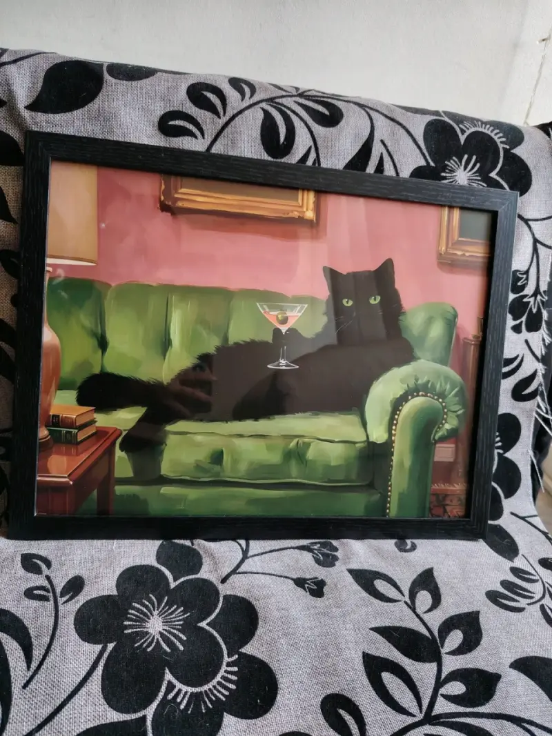 Cuadro decorativo de gato en sofá verde