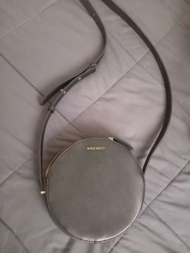Cartera redonda negra Nine West