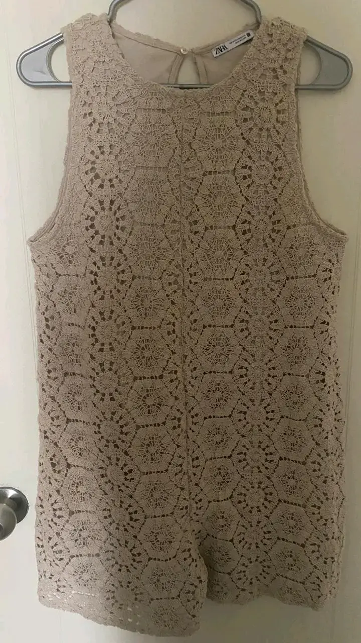 Enterito de encaje beige Zara sin mangas