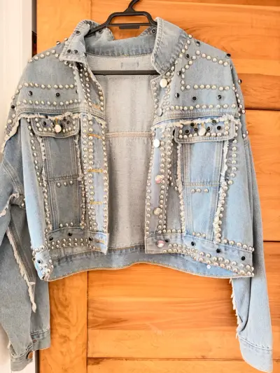 Chaqueta de mezclilla con tachas para mujer - miniatura 1