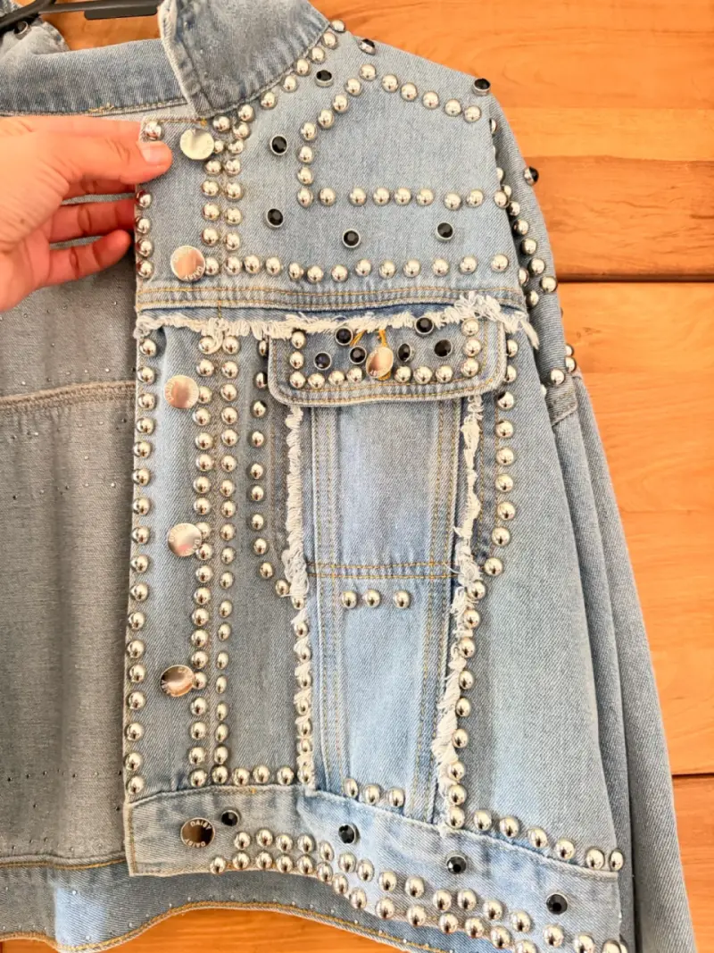 Chaqueta de mezclilla con tachas para mujer - 2