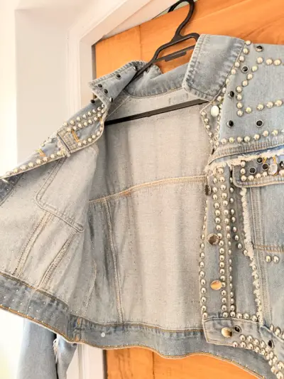 Chaqueta de mezclilla con tachas para mujer - miniatura 3
