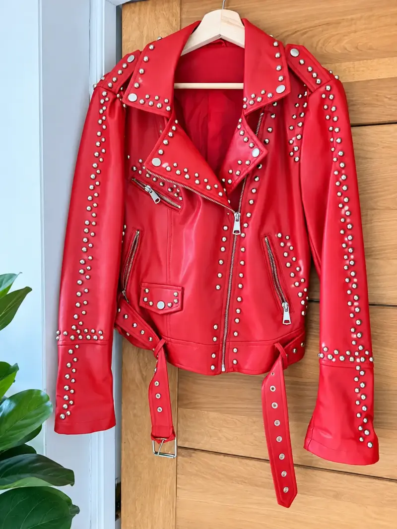 Chaqueta de cuero roja con tachas para mujer