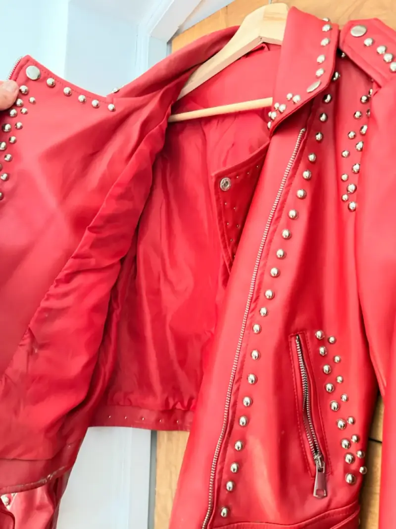 Chaqueta de cuero roja con tachas para mujer - 2