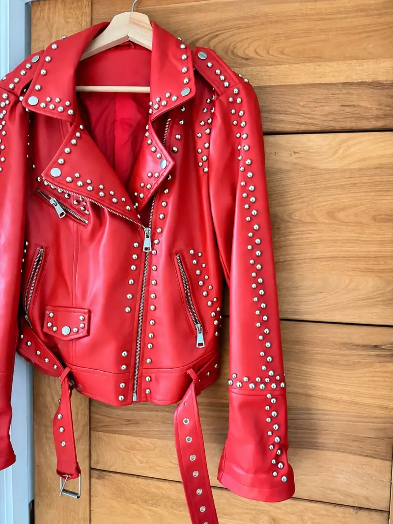 Chaqueta de cuero roja con tachas para mujer - 3