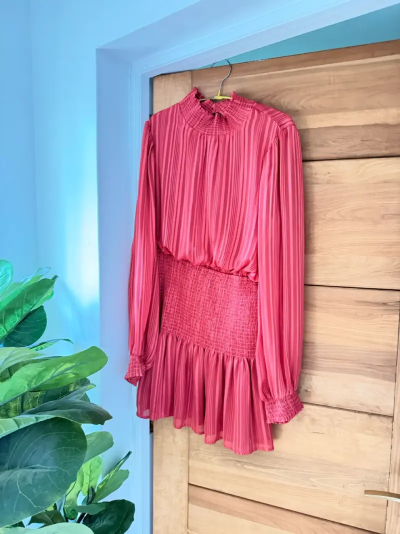 Vestido rojo plisado con cuello alto