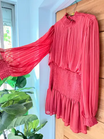 Vestido rojo plisado con cuello alto - miniatura 2
