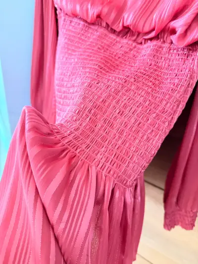 Vestido rojo plisado con cuello alto - miniatura 3