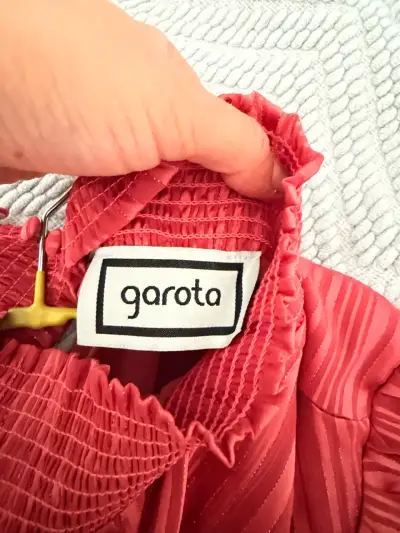 Vestido rojo plisado con cuello alto - miniatura 4