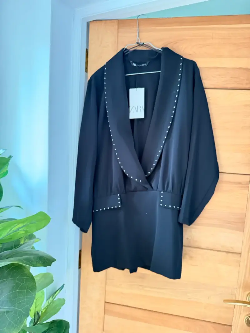 Blazer negro con tachas de Zara