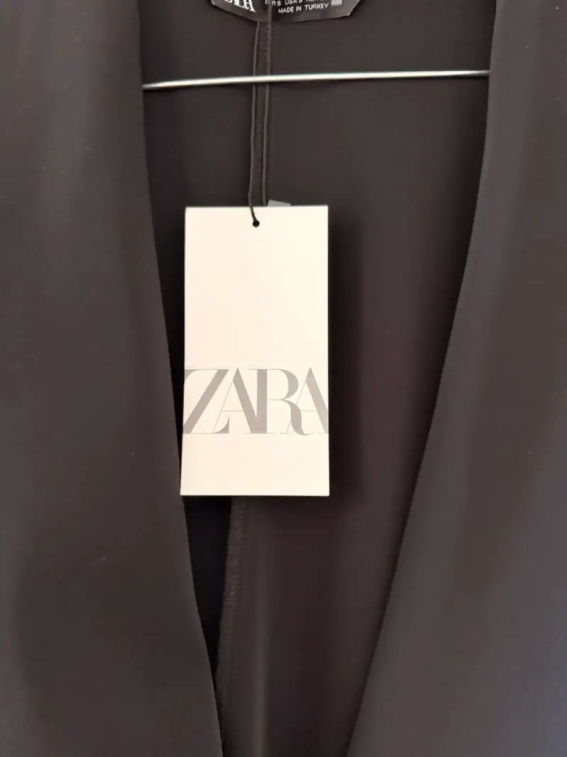 Blazer negro con tachas de Zara - 2