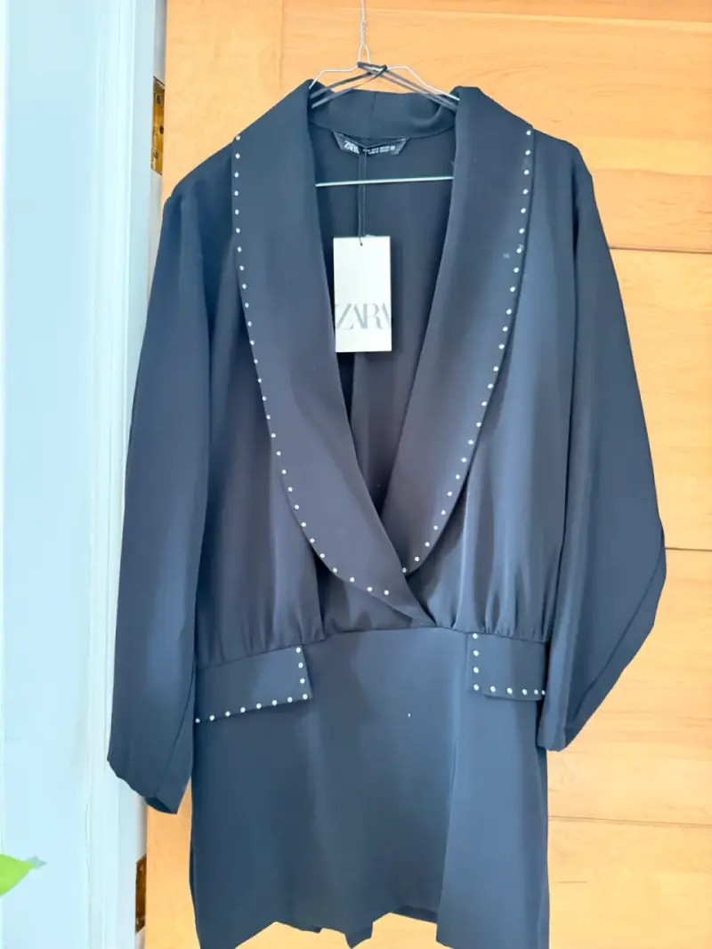 Blazer negro con tachas de Zara - 3