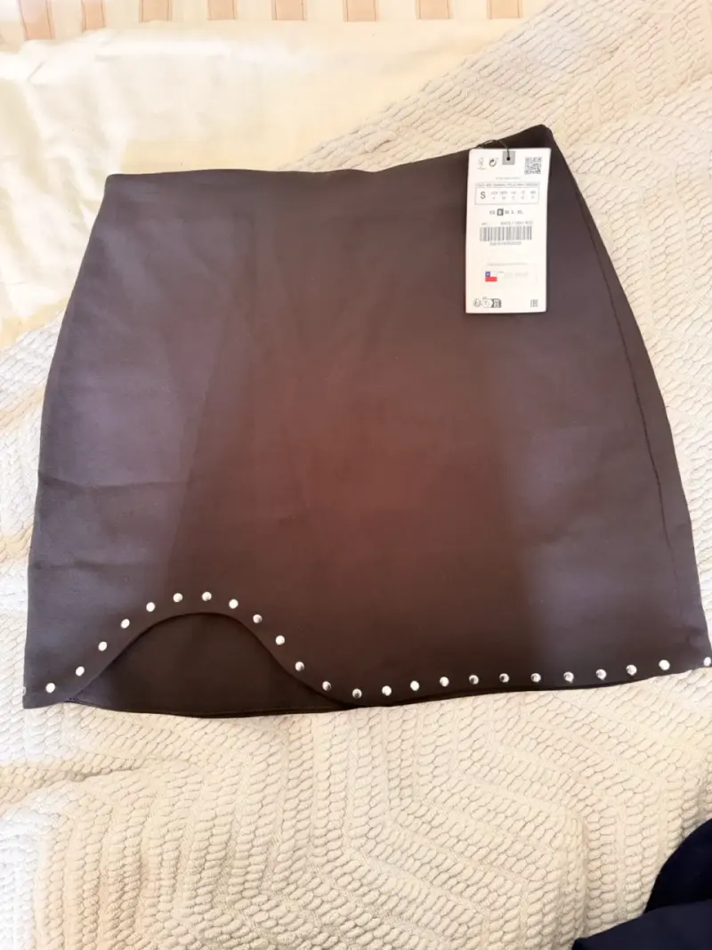 Falda negra con detalles de tachas, talla S
