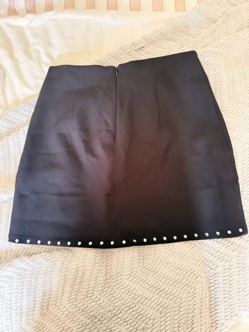 Falda negra con detalles de tachas, talla S - 2
