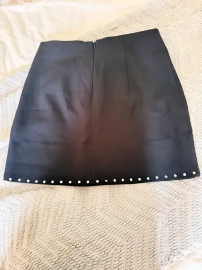 Falda negra con detalles de tachas, talla S - miniatura 3