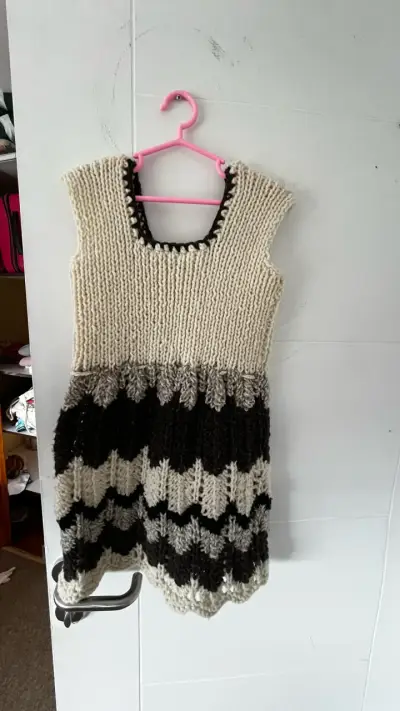 Vestido tejido a mano en tonos beige y negro - miniatura 1