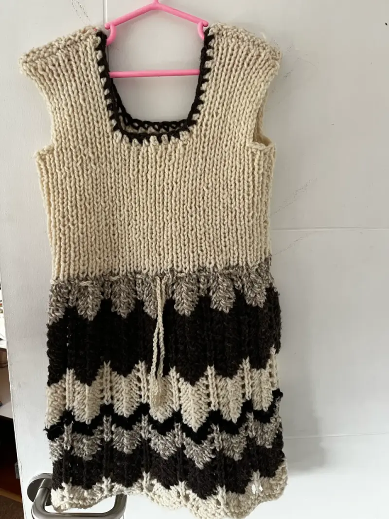 Vestido tejido a mano en tonos beige y negro - 2