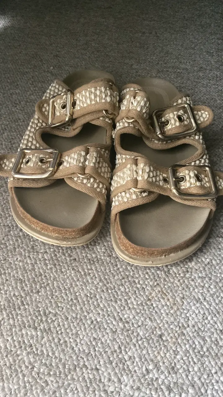 Sandalias de mujer con hebillas beige