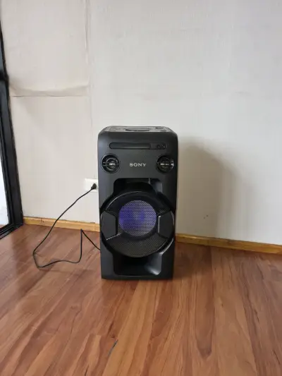 Parlante Sony con luces LED y conectividad Bluetooth - miniatura 1
