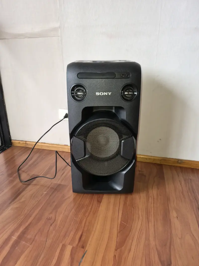 Parlante Sony con luces LED y conectividad Bluetooth - 6