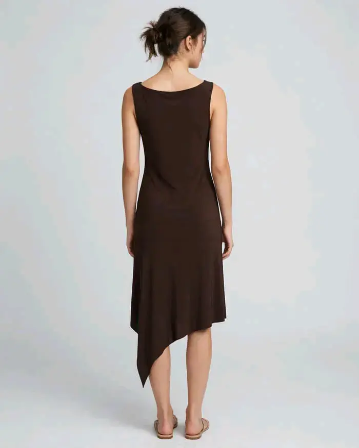 Vestido negro elegante con detalle asimétrico - 2