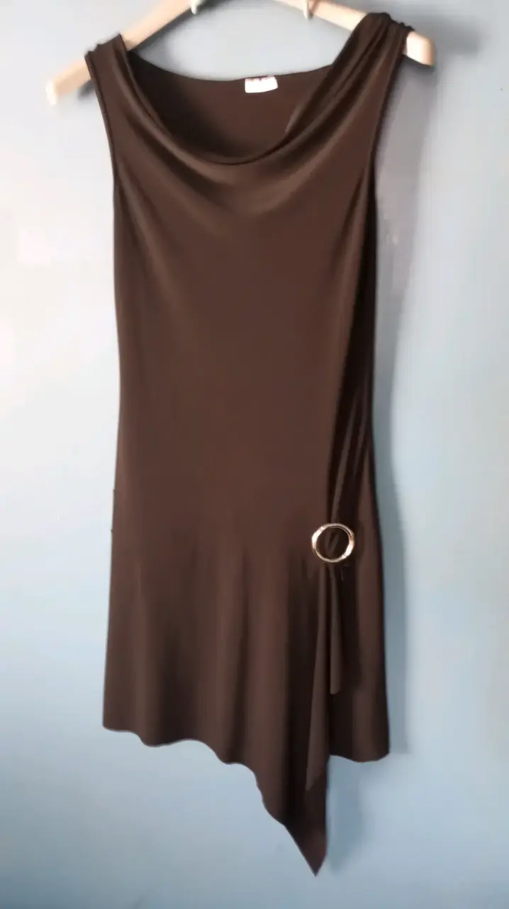 Vestido negro elegante con detalle asimétrico - 3