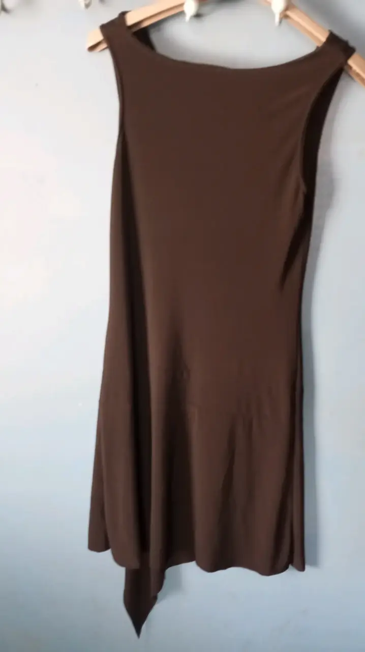 Vestido negro elegante con detalle asimétrico - 4