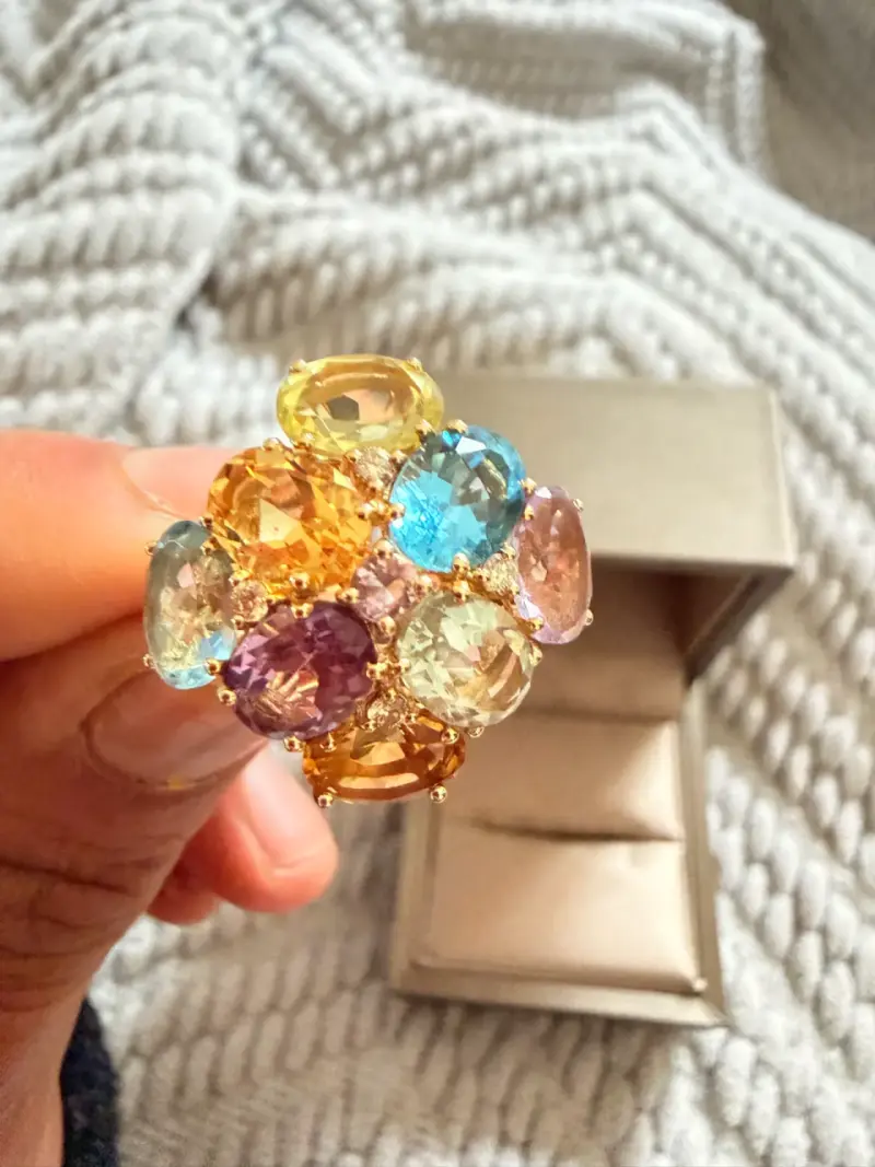 Anillo de piedras semipreciosas y diamantes en oro
