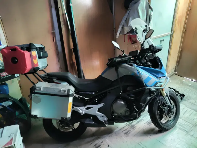 Moto touring azul con maleteros