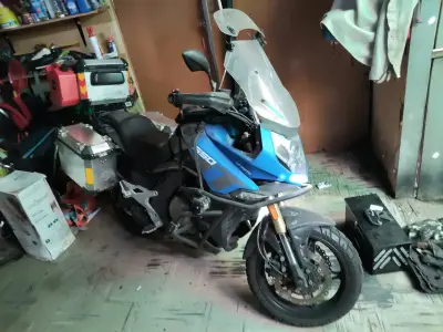 Moto touring azul con maleteros - miniatura 2