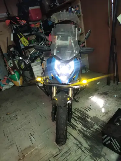 Moto touring azul con maleteros - miniatura 3