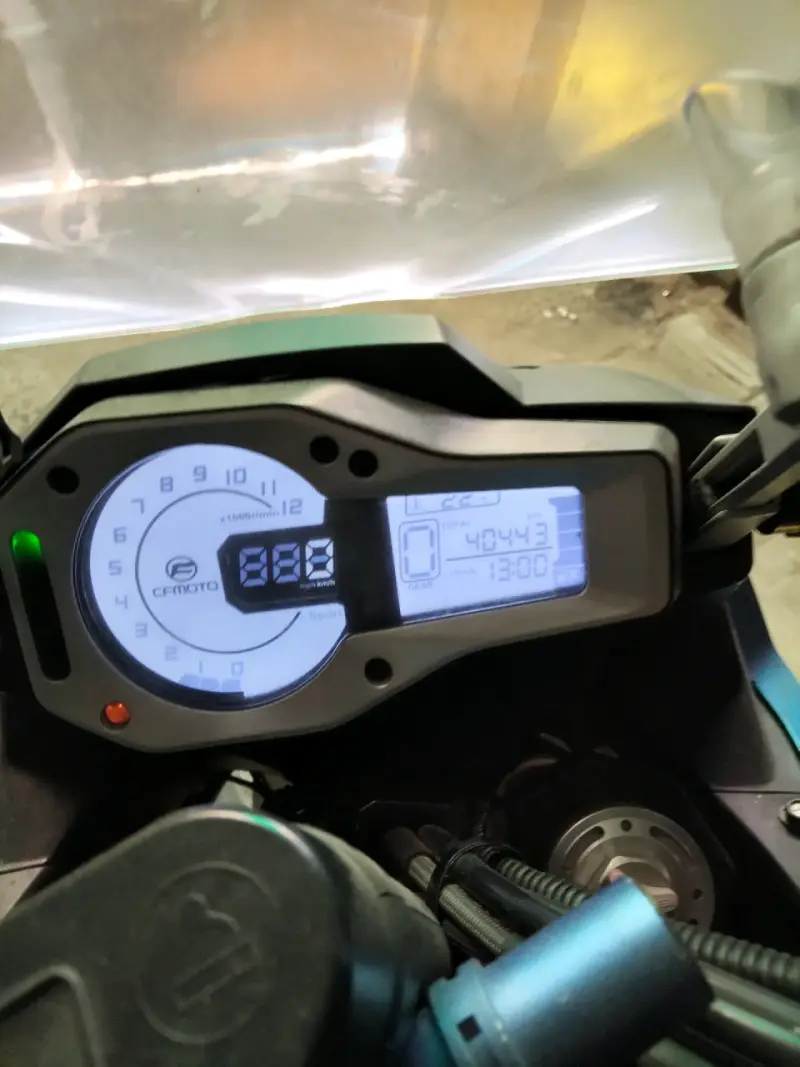 Moto touring azul con maleteros - 4
