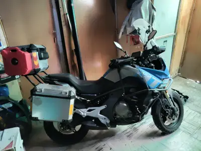 Moto touring azul con maleteros - miniatura 6
