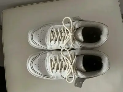 Zapatillas deportivas blancas Nike usadas - miniatura 1