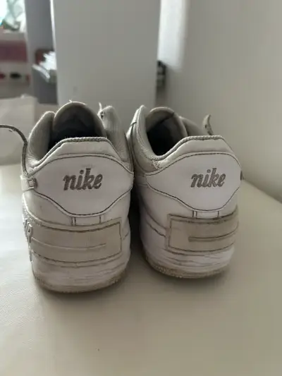 Zapatillas deportivas blancas Nike usadas - miniatura 3