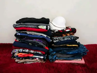 Lote de ropa variada para mujer en buen estado - miniatura 1