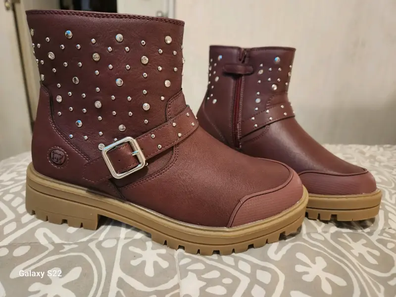 Botines marrones con hebilla y tachuelas - 2