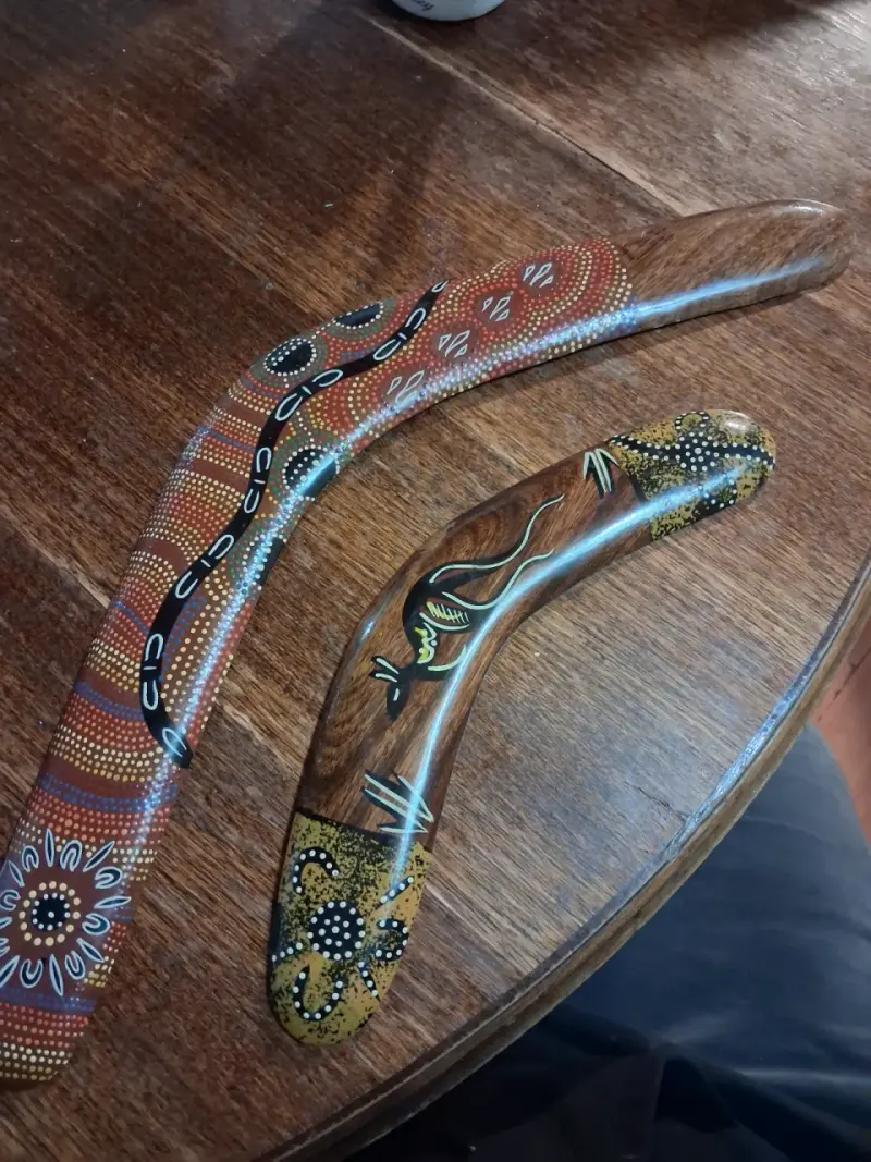 2 Boomerangs decorativos de madera pintados a mano