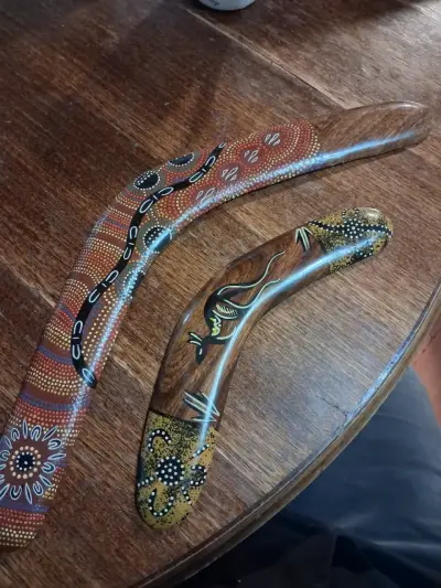 2 Boomerangs decorativos de madera pintados a mano - miniatura 1